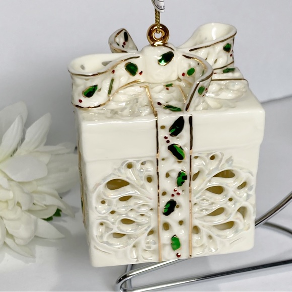 Craven Pottery Other - Craven Pottery Iridescent Ivory Perforated Gift Box Ornament Holly Accents NEW